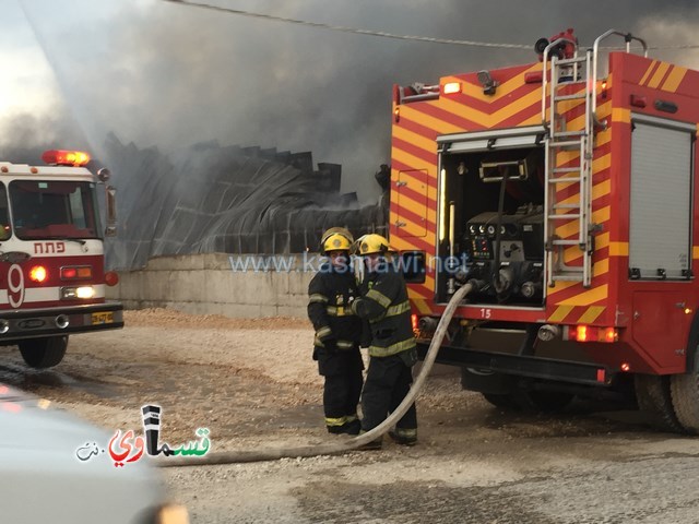  فيديو- كفرقاسم : ندلاع حريق كبير في احد المُعرشات التجارية في سهل البلدة وقوات كبيرة من الاطفائية في محاولات السيطرة على الحريق 